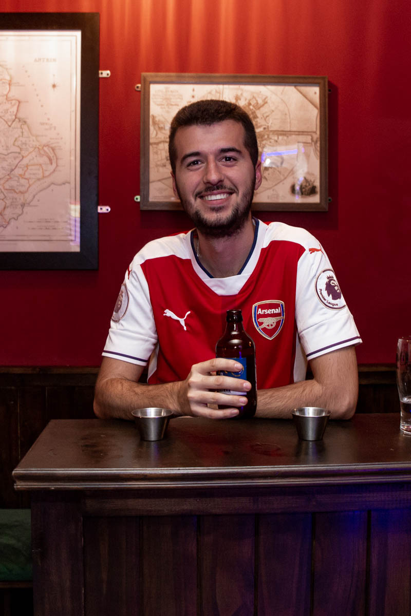 Ambiente de pub irlandés en Sean O'Brian's – iluminación cálida y decoración