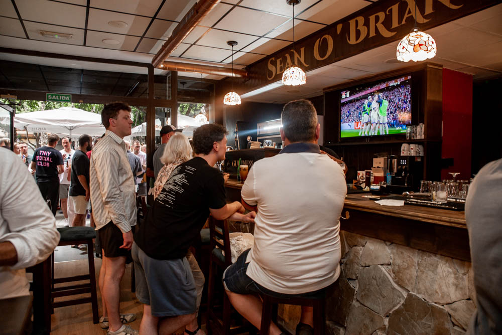 Zona de estar del pub irlandés Sean O'Brian's en Valencia