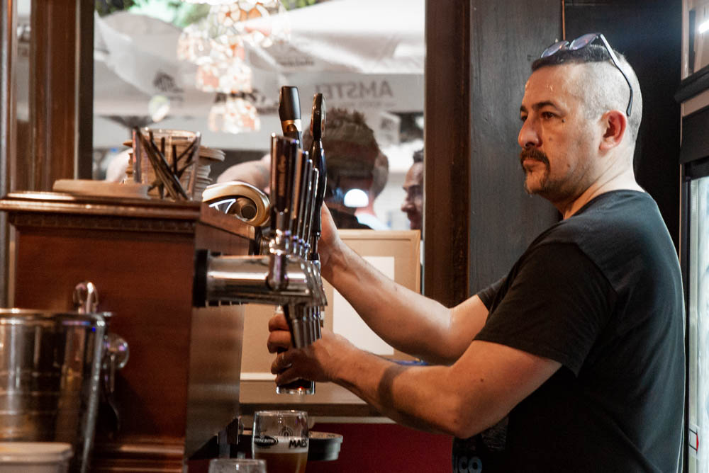 Espacio amplio del Irish Pub Sean O'Brian's listo para eventos y deportes